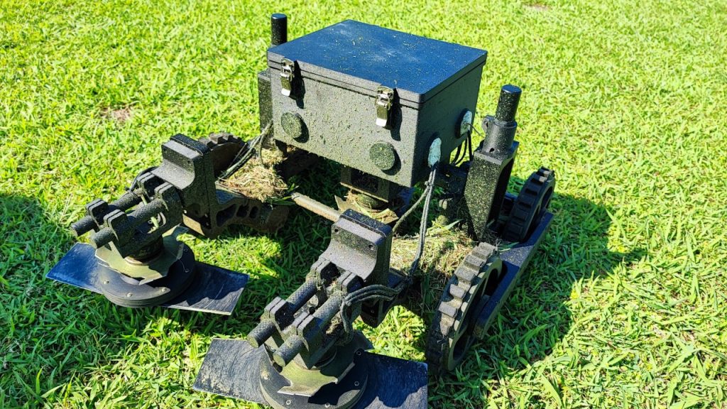 RTK-GNSS自動走行型 草刈りロボット